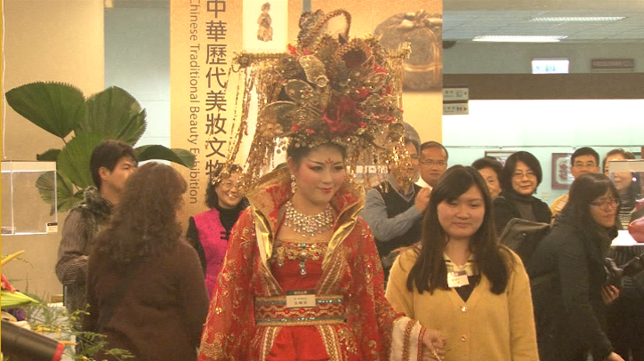 中國漢、唐、清至民國初期的美妝文物19日在國父紀念館亮相,現場邀請模特兒穿著繡上不同色彩花狀的古裝走秀登場。(Photo by 杜胤廣/台灣醒報)