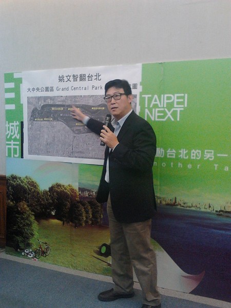有意參選台北市長的民進黨立委姚文智,23日說明他「廢除松山機場、成立大公園區」的政見。(photo by 陳正健/台灣醒報)