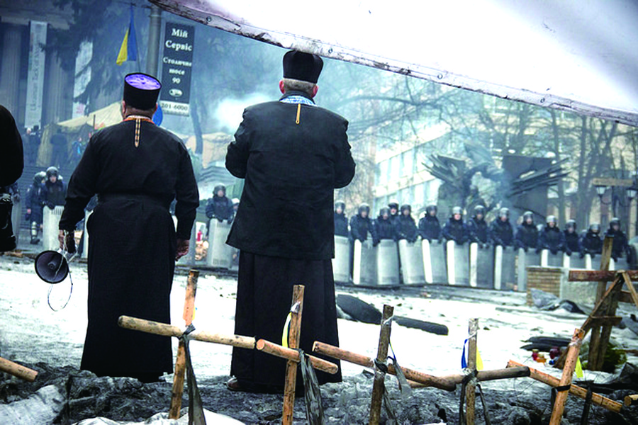 烏克蘭抗爭過程中,教會在背後提供民眾一股安定的力量。(photo by Sasha Maksymenko on Flickr- used under Creative Commons license)