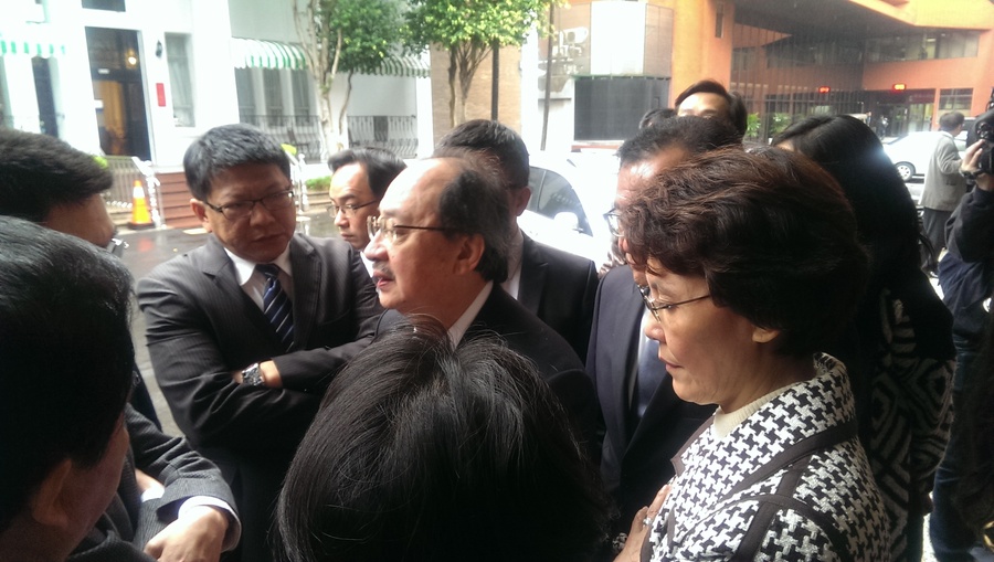 《自由經濟示範區特別條例》草案6日交付立法院經濟、財政及內政委員會審查,但兩黨立即就程序問題起爭執,會中則至場外進行協商。(photo by 賴義中/台灣醒報)