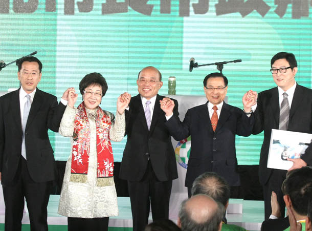 民進黨9日舉辦「2014台北市長政見辯論會」,由律師顧立雄、前副總統呂秀蓮、立委許添財和立委姚文智依序進行辯論。