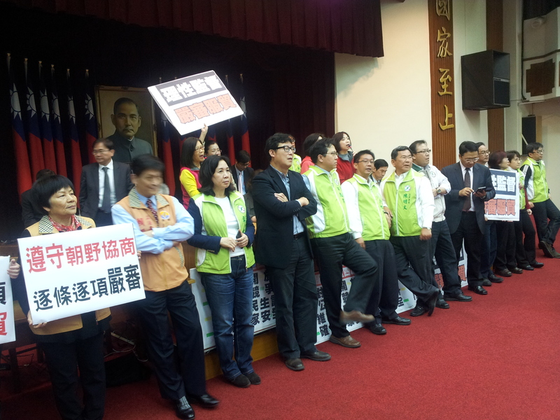 民進黨立委從11日晚間就夜宿立法院,12日一早就霸占主席台。 (photo by方家敏/台灣醒報)