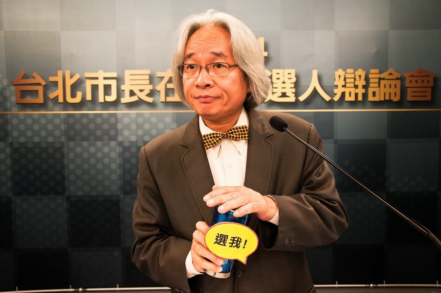 無黨籍作家馮光遠首次參與辯論,其表現受到前副總統呂秀蓮肯定。 (photo by 國寶級白目馮光遠在此)