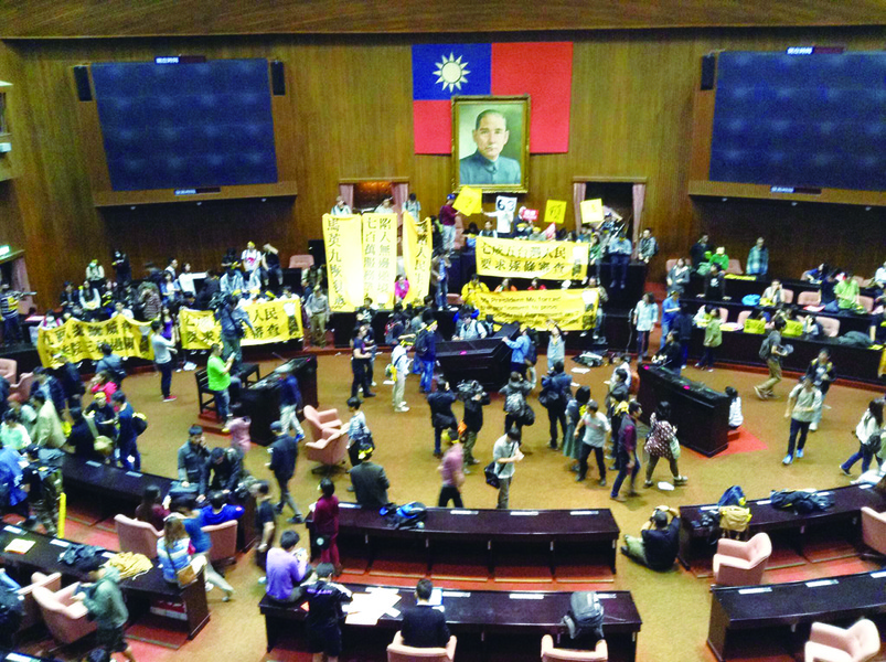 抗議民眾在立委帶領下,衝進立法院議場了。 (photo by馮光遠臉書)