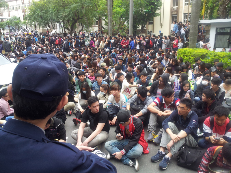 反對草率通過服貿的公民在場外群聚,靜坐不散。(photo by 方家敏/台灣醒報)