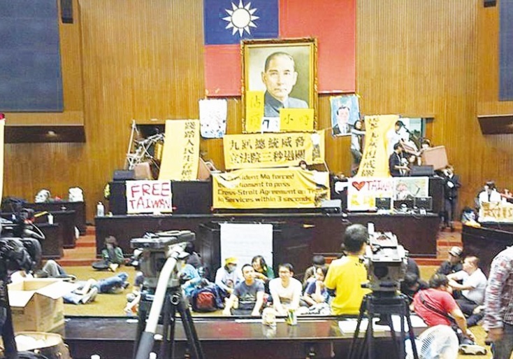 學生抗議服貿、占領立法院行動進入第3天,議場內仍有大量學生進駐。(photo by 資料照片)