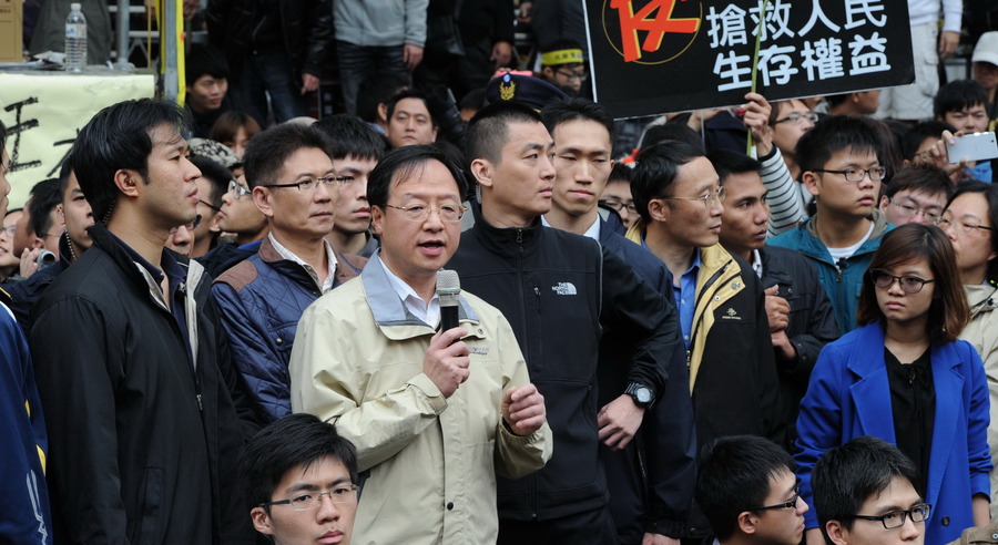 行政院長江宜樺22日下午四時親赴立法院外探視靜坐學生,並與學生代表對話。但是由於訴求落差太大,江揆無法接受,溝通不成,無功而返。(photo by 行政院提供)