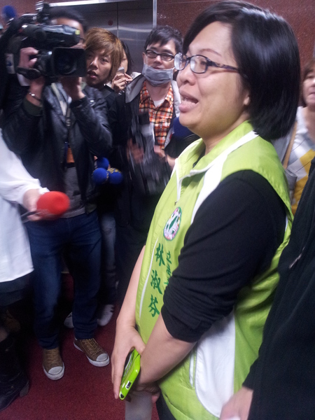 民進黨立委林淑芬不斷朝張慶忠大喊,「張委員你好漂亮喔!」喊了不下百次。(photo by方家敏/台灣醒報)