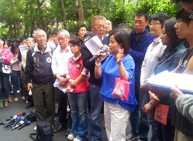 青島東路、鎮江街的居民、商家,出入與生活都受到學運影響,要求噪音管制。(photo by方家敏/台灣醒報)