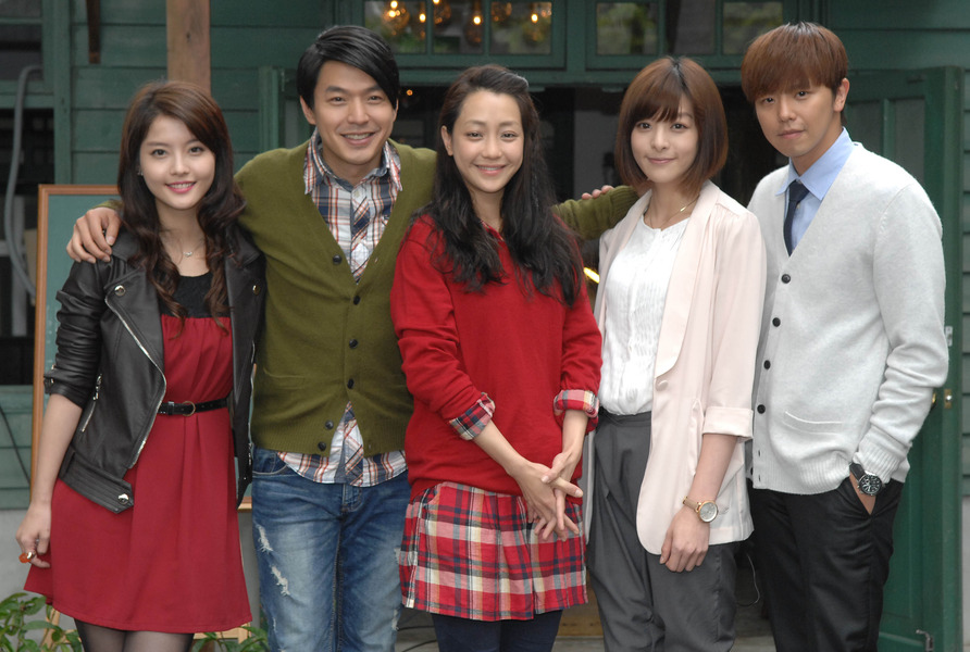 李威、王樂妍、謝欣穎、李依瑾、黃鴻升拍完新戲《巷弄裡的那家書店》後,直說背詩很難。(Photo by 華視)