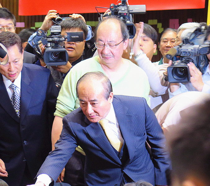 立法院長王金平6日與議場內學生握手致意。後為民進黨黨鞭柯建銘。(photo by李昀澔/台灣醒報)