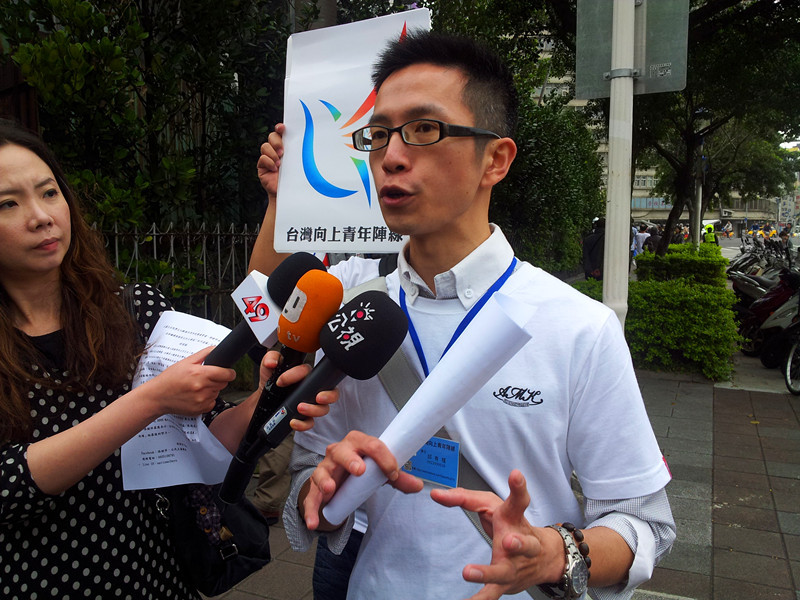 台灣青年向上陣線召集人邱有福與數十名學青、社青要求進入議場與「學運7人幫」直接溝通。 (photo by方家敏/台灣醒報)