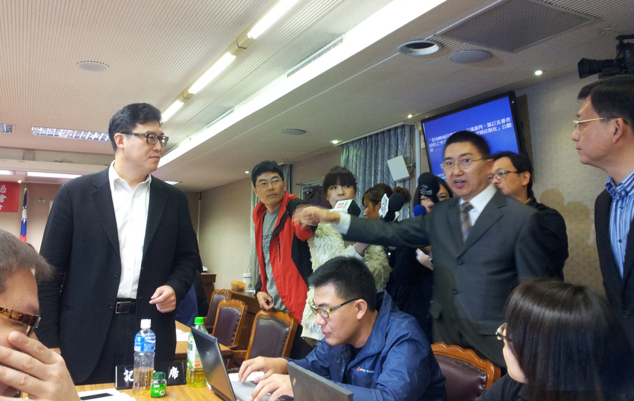 國民黨黨鞭林鴻池開會前態度強硬,堅持此次公聽會違反正當程序。 (photo by 方家敏/台灣醒報)