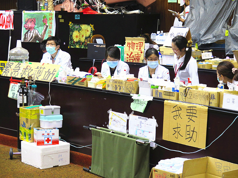 衛福部醫事司長李偉強表示,立法院議場各醫療站屬於參與公民活動者的自發行為,與災害緊急醫療團定義不同,故無需向北市衛生局報備。(photo by李昀澔/台灣醒報)