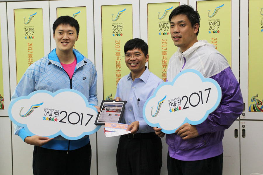 達欣籃球隊隊員李豐永與岳瀛立,為「世大運瘋校園!NBA台北站贈票活動」活動炒熱氣氛。(Photo by 陳正健/台灣醒報)