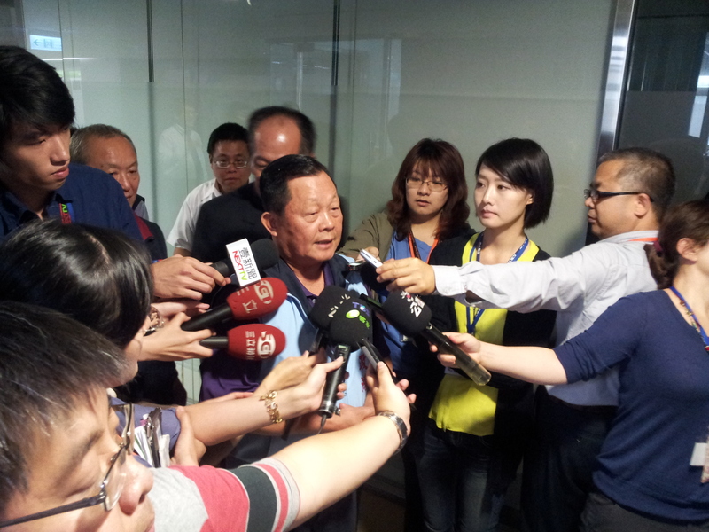 苗栗縣長劉政鴻到場時遭民眾嗆聲,事後受訪時他則承諾會提供環境補償地來保護石虎棲地。(photo by方家敏/台灣醒報)