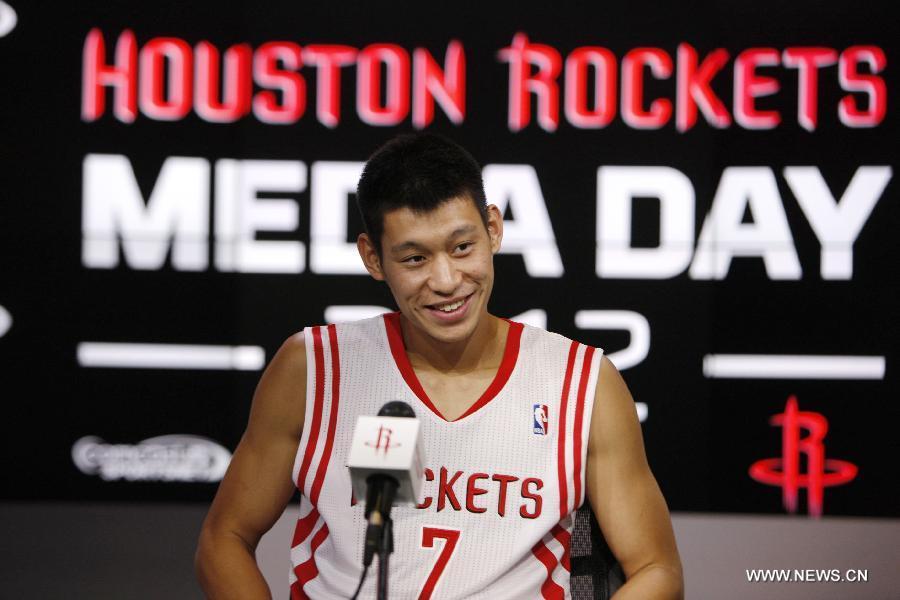 林書豪在媒體日接受採訪,心情輕鬆。(photo by nba.com)