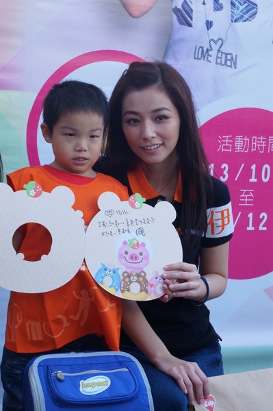 6歲的發展遲緩兒「YOYO」(左)今天特地從基隆來會見陳怡蓉(右),陳怡蓉也特別製作熊寶貝造型的卡片給YOYO,讓YOYO感到非常快樂。(Photo by 徐欽盛/台灣醒報)