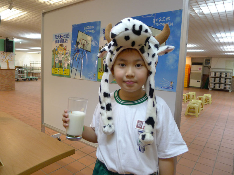 董氏基金會與農委會在福星國小舉辦「我愛ㄋㄟㄋㄟ牛奶操」和發表乳製品攝取量的習慣調查結果。 (photo by 羅佳旼/台灣醒報)