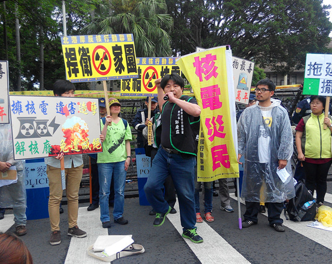 北海岸反核行動聯盟執行長郭慶霖氣到全身發抖,宣布退出協商平台。 (photo by方家敏/台灣醒報)