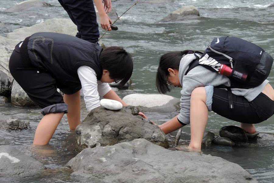 原住民絕對是花東旅遊與其它地區最大的差異特色,旅客來到古部落,以最原始的方式玩出樂趣,學習用一把刀跟一些鹽巴,就能上山下海的技巧。(photo by 奇美部落臉書)