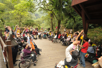 交通部觀光局已規劃東北角、北海岸、日月潭、參山、大鵬灣等5條無障礙旅遊路線。 (photo by林務局)