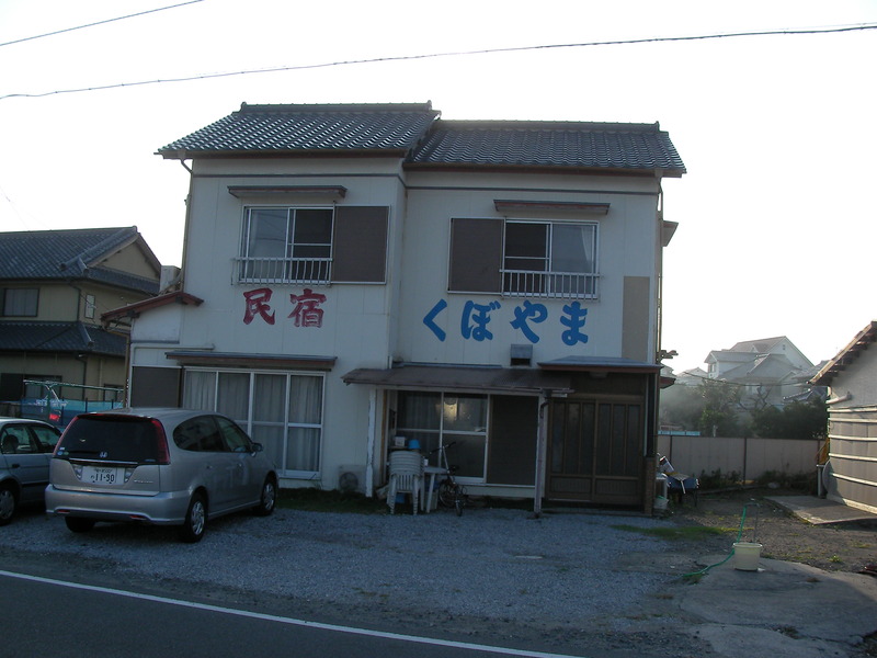 民宿被定位成「家庭副業」,因此相對於旅館、飯店,安全查核上較為寬鬆,在開放陸客自由行後,更暴露出現行觀光體制無統則主管機關與法令規範,消費者權益令人堪憂。(photo by k14 on Flicker – used under Creative Commons license)