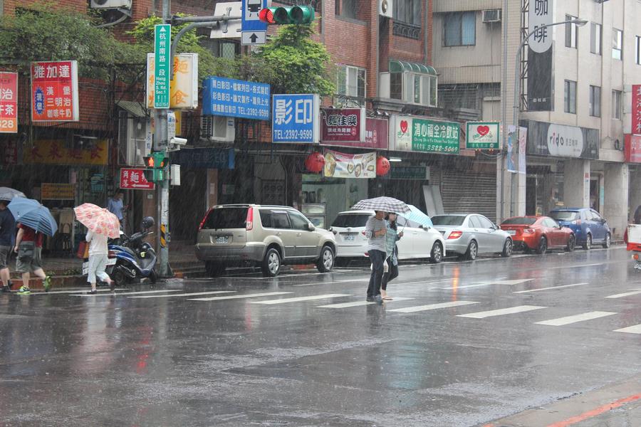 雙北市淹水一級警戒!氣象局表示,南部雖也有大雨,但不像北部「持續性」降雨,因此影響不若北部大,此波雨勢預計在本周末稍得緩解。(photo by邱惠恩/台灣醒報)