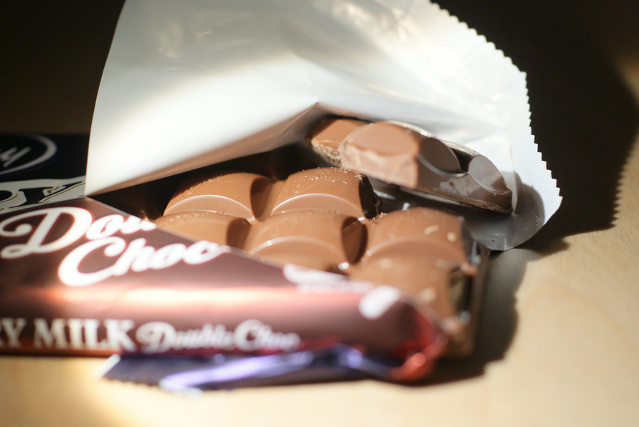 英國老牌吉百利所製造的吉百利(Cadbury)巧克力棒日前竟被馬來西亞當局驗出含有豬肉的DNA,讓伊斯蘭教國家民眾與素食者無不聞之色變。 (photo by computerjoe on Flickr – used under Creative Commons license)