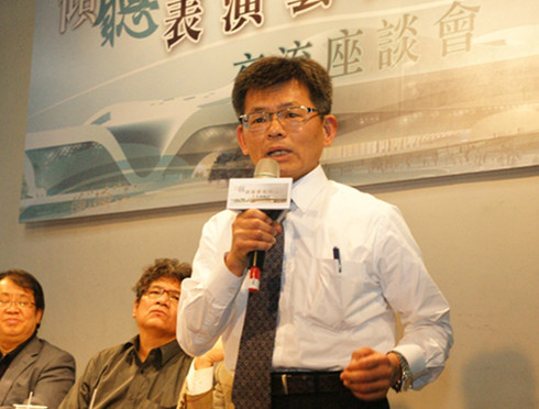 高雄市長候選人楊秋興與學者張亞中、前行政院長郝柏村一同出席座談會,談到大高雄的未來與發展。 (photo by方家敏/台灣醒報)