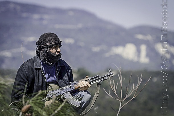 一名敘利亞反抗軍進入戰鬥位置。(Photo by FreedomHouse on Flickr – used under Creative Commons license)