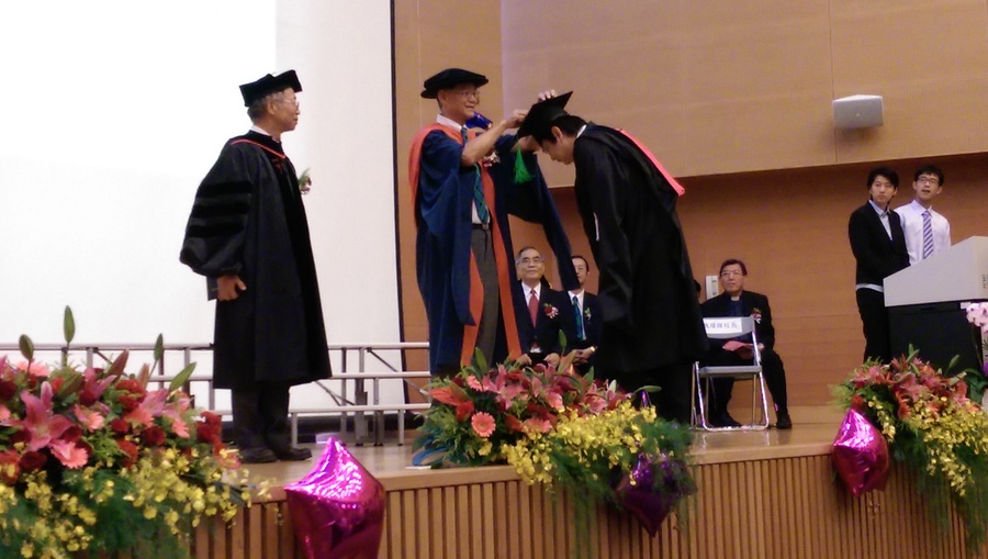 馬偕醫學院畢業典禮共有生物醫學研究所碩士2位與護理系24位畢業生,獲得校長魏耀揮授予學位。(photo by 章文/台灣醒報)