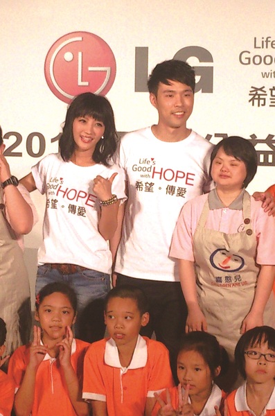 歌手黃美珍、陳威平與平溪國小小朋友,合唱〈幸福人聲〉。(photo by 張鈞棓/台灣醒報)