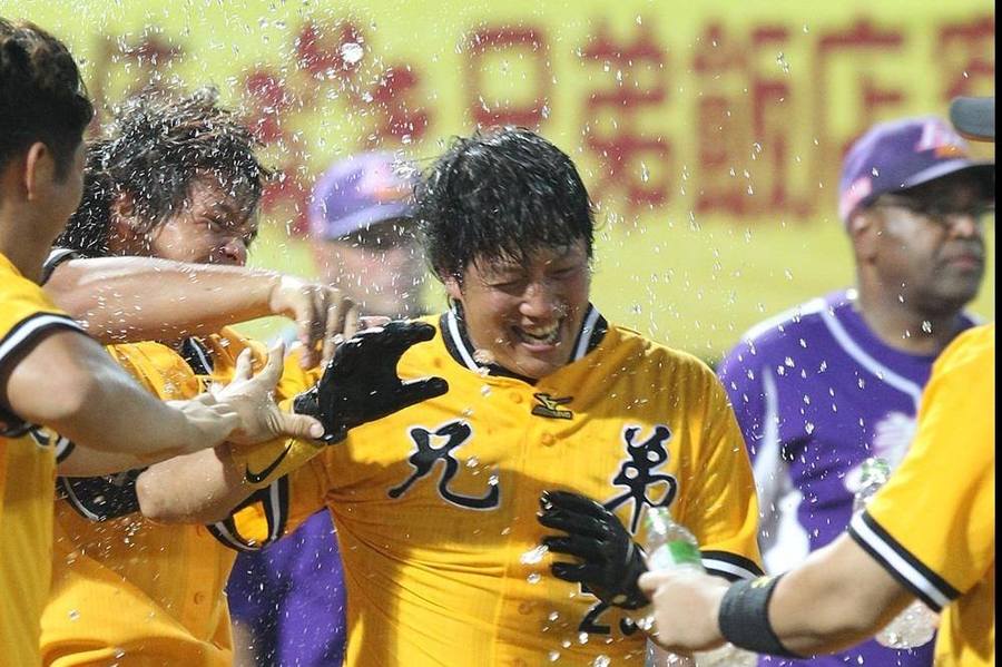 基督教恩友中心將於8月23 日在天母棒球場,包場免費邀請北部弱勢學童、青少年觀看職棒中信兄弟與義大犀牛的比賽。(photo by 中華職棒)