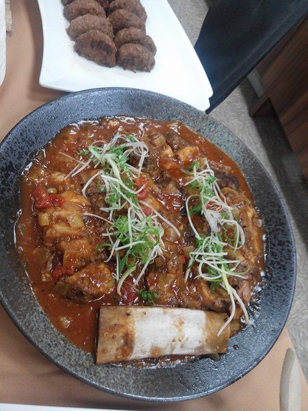 台灣黃牛製作的清香檸檬牛、帶骨牛排、清燉牛肉湯、香煎漢堡排、岩燒菲力,各種牛肉料理端上桌,香氣繚繞久久不散。 (photo by方家敏/台灣醒報)