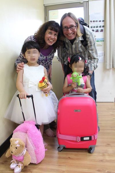 天主教善牧基金會透過媒合替一對4歲與2歲的雙胞胎姊妹玲玲與琍琍找到領養家庭。(photo by 天主教善牧基金會)