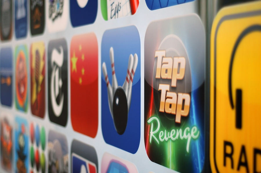 智慧型手機APP在「軟體內消費」(IAP)上出現許多消費資訊不足的問題,使消費者陷入消費誘惑,產生不必要的花費。(photo by Cristiano Betta on Flickr–used under Creative Commons license)