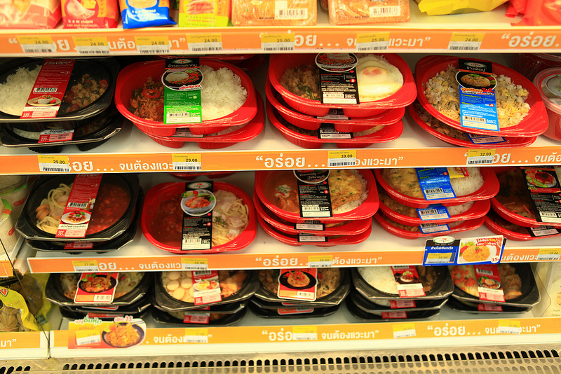 化劑會誘發乳癌,醫師特別提醒接觸塑膠製品要洗手,也要避免保鮮膜或餐盒直接加熱,以免吃下過量塑化劑。(photo by hsinhui Wu on Flickr – used under Creative Commons license)