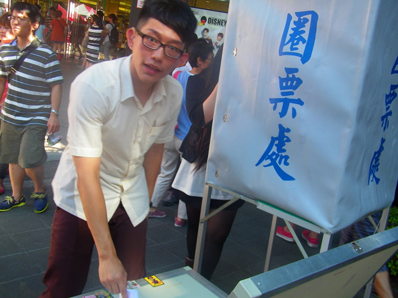 台少盟與北市社會局舉辦「台北轉大人,青少年TRY講」活動,透過虛擬公投,讓民眾決定「應否將選舉年齡下修至18歲」。(photo by 陳正健/台灣醒報)