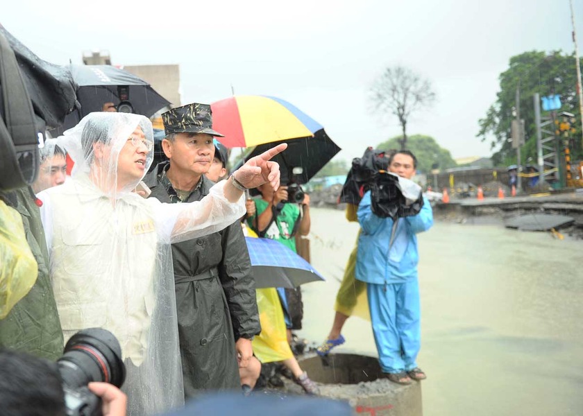 此次氣爆事件除因直接爆炸造成傷亡,後續又因排水系統被摧毀而造成全區大淹水,是為典型的複合性災害。(photo by行政院)
