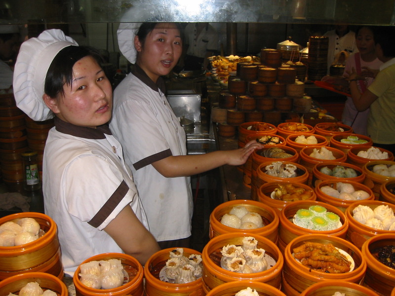 為了吸引更多學生入學,校方相繼開設餐旅相關科系。(photo by Wikipedia)