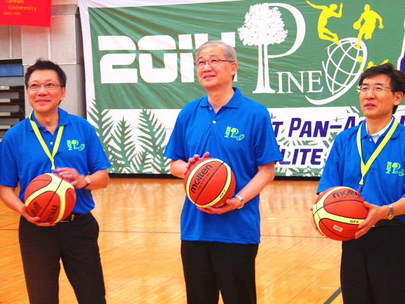 「PINE聯盟運動友誼賽」26日在台大體育館開打,台大校長楊泮池主持開球儀式。(photo by 陳正健/台灣醒報)