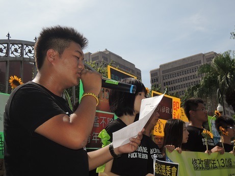 「青年佔領政治」高喊口號,要求下修參政年齡至18歲。(photo by 葉瑜娟/台灣醒報)