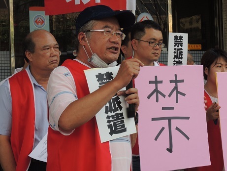 團結工聯3日於勞保局前抗議,要求政府立法禁用派遣工。(photo by 葉瑜娟/台灣醒報)