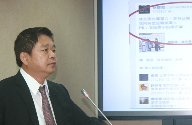 陸軍中尉蔡躍陞在臉書上支持台灣獨立、票不投國民黨,被陸軍記2支申誡,下令關閉帳號。立委蔡煌瑯痛批國防部進行思想檢查,打壓言論自由。〈photo by 王承中/台灣醒報〉