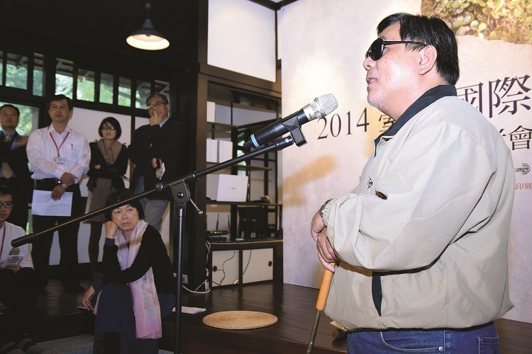 排灣族盲人詩人莫那能朗誦起作品〈失去青春的山〉,為2014首屆「台灣國際詩歌節」暖身。(photo by 杜胤廣/台灣醒報)