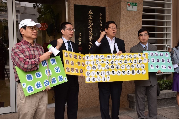 消基會名譽董事長謝天仁認為,三讀通過的《食安法》仍未解決民事賠償的問題。(photo by 杜胤廣/台灣醒報)
