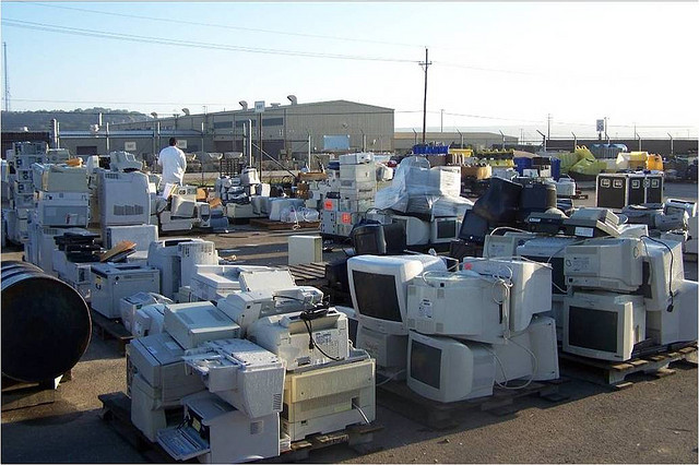 大量電子廢棄物已成環保新課題,美國1年約報廢5,000萬台電腦,IBM提出舊電池翻新計劃,獲得環保團體稱許。(photo by U.S. Army Environmental Command’s photostream on Flickr - used under Creative Commons license)