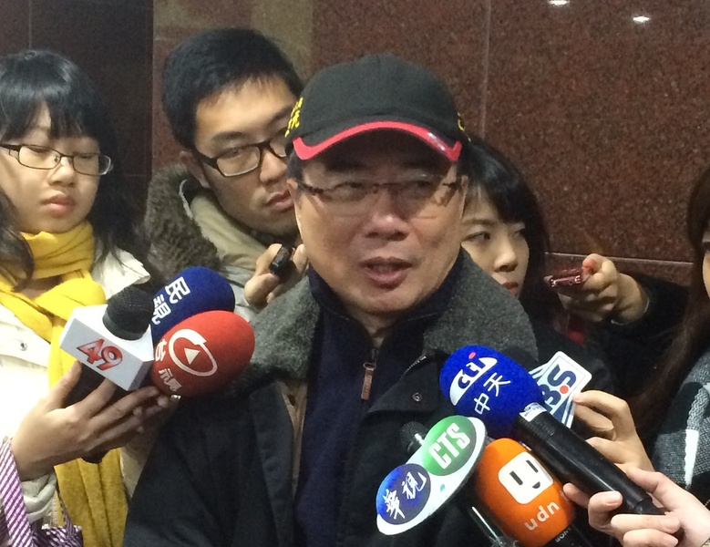 9合1選舉後,神隱18天的國民黨立委蔡正元,17日現身立法院表示,只是為了照顧開刀的太太,在擔任看護的工作。〈photo by 王承中/台灣醒報〉