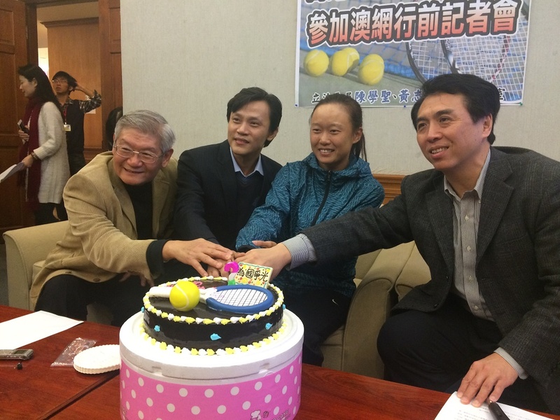 我國網球女將張凱貞揮別傷痛,將於19日重返世界網球4大滿貫賽之一的澳網會內賽,並於13日在行前記者會中歡度生日,許下能在澳網奪得佳績的願望。〈photo by 王承中/台灣醒報〉